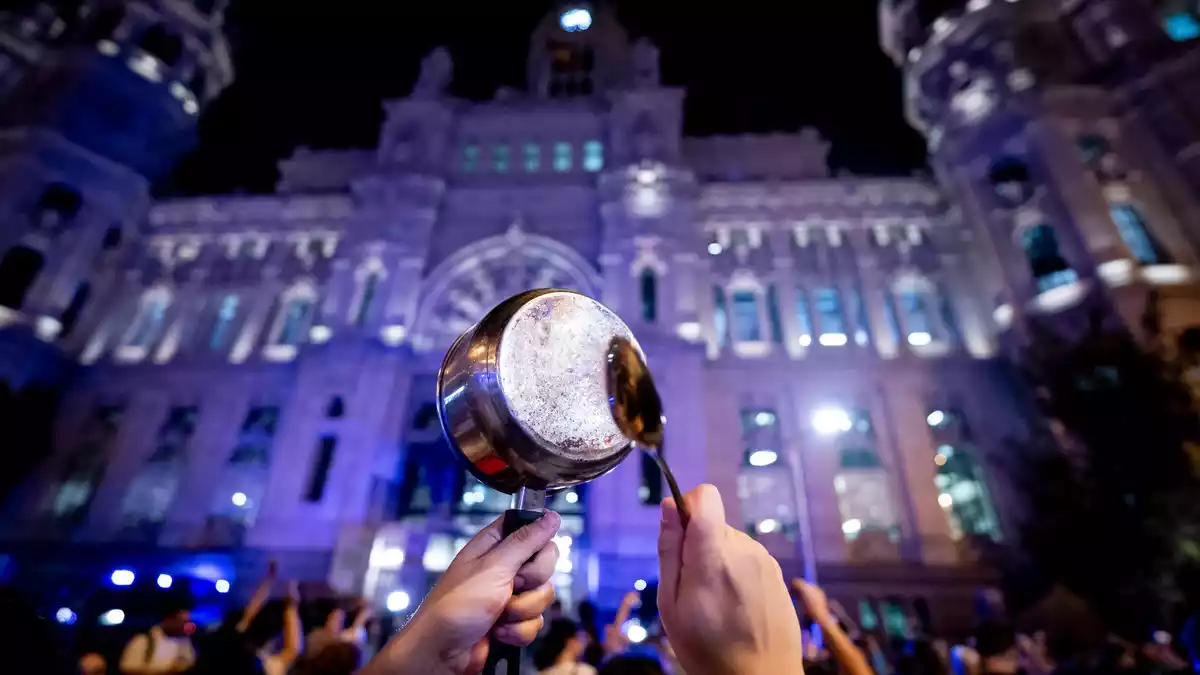 Demonstranten in Spanien fordern bezahlbaren Wohnraum.  - Bild: A. Pérez Meca/EUROPA PRESS/dpa