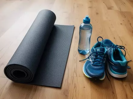 Symbolbild: Yogamatte, Trinkflasche und Laufschuhe - Foto: über boerse-global.de
