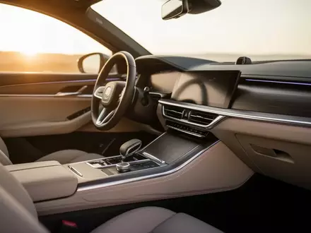 Innenraum eines modernen Fahrzeugs bei Sonnenuntergang mit Fokus auf die Mittelkonsole. - Foto: über boerse-global.de