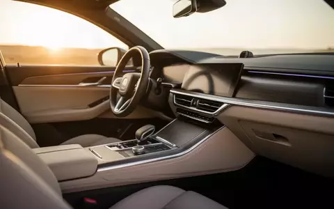 Innenraum eines modernen Fahrzeugs bei Sonnenuntergang mit Fokus auf die Mittelkonsole. - Foto: über boerse-global.de