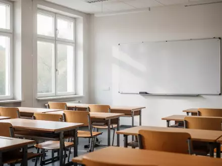 Ein heller, moderner Klassenraum in einer deutschen Schule mit leeren Tischen und Stühlen bei Tageslicht. - Foto: über boerse-global.de