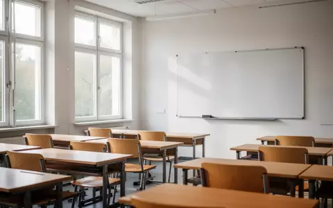 Ein heller, moderner Klassenraum in einer deutschen Schule mit leeren Tischen und Stühlen bei Tageslicht. - Foto: über boerse-global.de