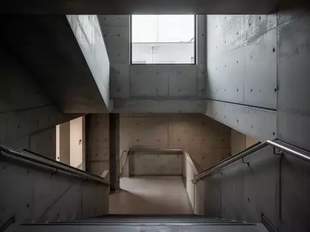 Ein leeres, minimalistisches Treppenhaus in einem modernen Wohngebäude mit Beton- und Metallelementen. - Foto: über boerse-global.de