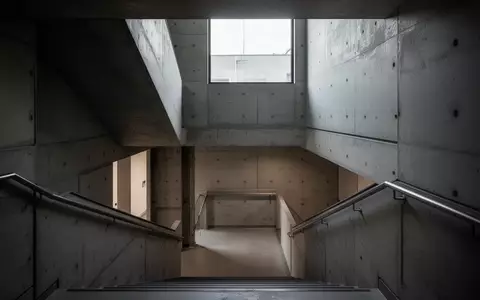 Ein leeres, minimalistisches Treppenhaus in einem modernen Wohngebäude mit Beton- und Metallelementen. - Foto: über boerse-global.de