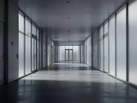 Ein moderner, minimalistischer Korridor in einer Forschungseinrichtung mit klaren Linien und natürlichem Licht. - Foto: über boerse-global.de