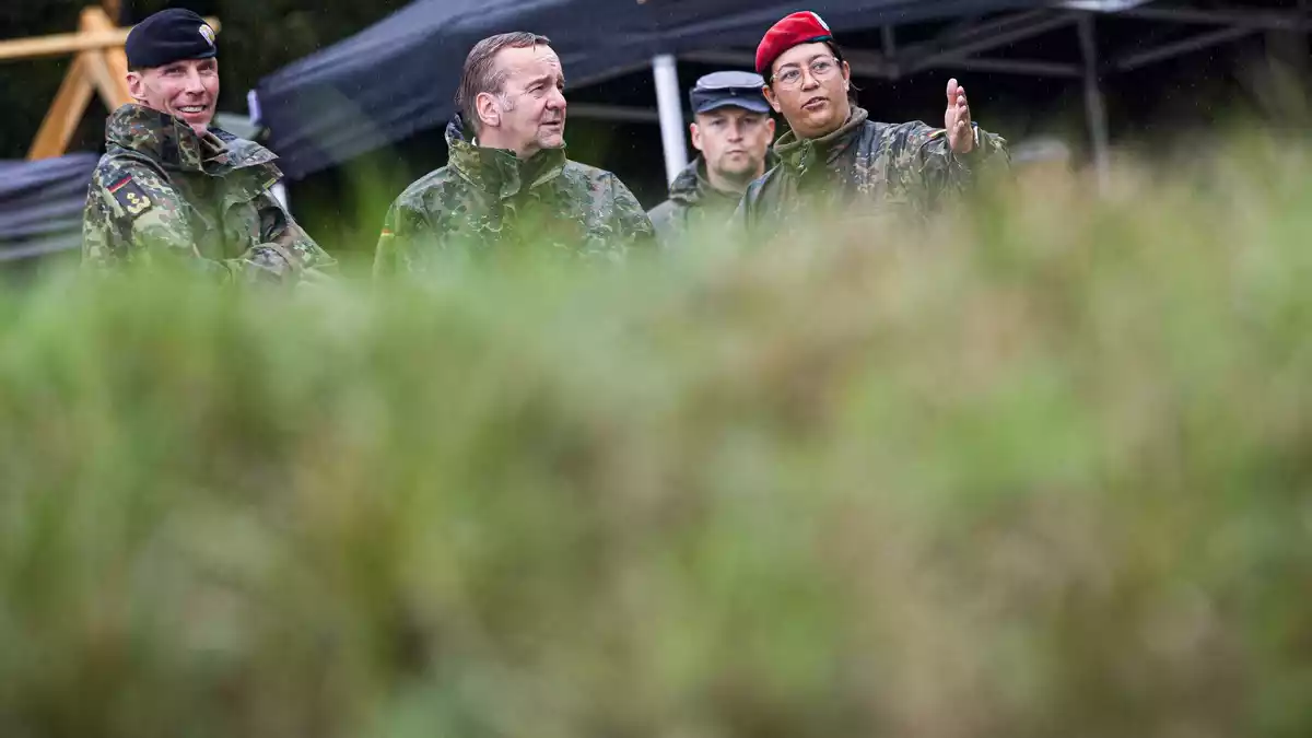Heeresinspekteur Freuding mit Verteidigungsminister Pistorius   - Bild: Moritz Frankenberg/dpa