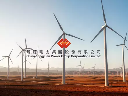 Moderne Windkraftanlagen in einer weiten, sonnigen Wüstenlandschaft als Symbol für erneuerbare Energien. - Foto: über boerse-global.de