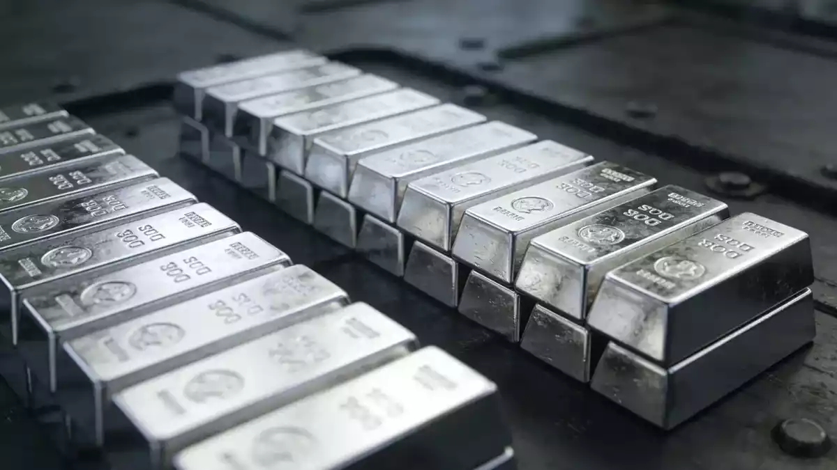 Silver Holds Near $60 as Divided Fed and Jobs Data Weigh on Prices