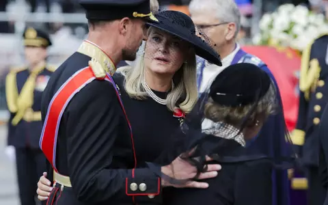 Die norwegische Königin Mette-Marit (Mitte) kann ihren Mann Königin Haakon VIII. (links) nicht zur Eröffnung des Parlaments begleiten. Hier sind die beiden am Tag der Trauerfeier für den Ende August gestorbenen König Harald V. zu sehen. (Archivbild) - Foto: Paul S. Amundsen/Pool NTB/AP/dpa