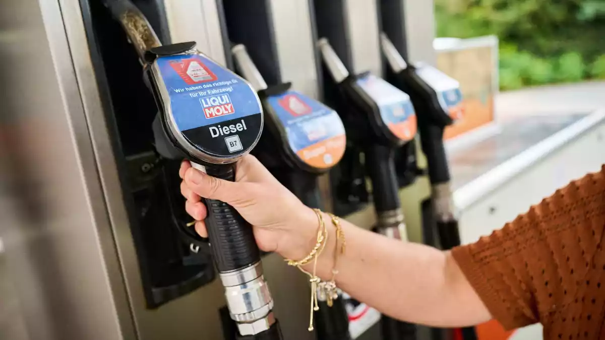 Seit dem 1. Oktober gilt für Benzin und Diesel, die Tanklager und Raffinerien verlassen, ein Steuernachlass von 16,7 Cent pro Liter.  - Bild: Sina Schuldt/dpa