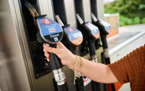 Seit dem 1. Oktober gilt für Benzin und Diesel, die Tanklager und Raffinerien verlassen, ein Steuernachlass von 16,7 Cent pro Liter.  - Foto: Sina Schuldt/dpa