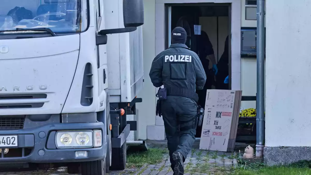 Im Rahmen von Ermittlungen zur mutmaßlichen Verbreitung von Nazi-Musik durchsuchen zahlreiche Polizisten Objekte. - Bild: Jens Büttner/dpa