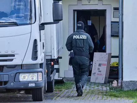 Im Rahmen von Ermittlungen zur mutmaßlichen Verbreitung von Nazi-Musik durchsuchen zahlreiche Polizisten Objekte. - Foto: Jens Büttner/dpa