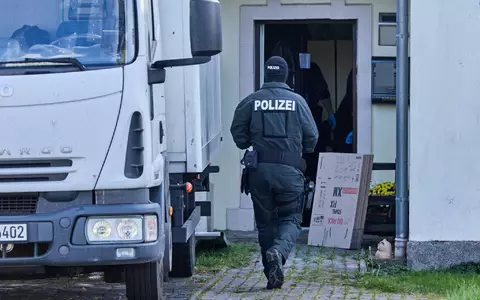 Im Rahmen von Ermittlungen zur mutmaßlichen Verbreitung von Nazi-Musik durchsuchen zahlreiche Polizisten Objekte. - Foto: Jens Büttner/dpa