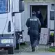 Im Rahmen von Ermittlungen zur mutmaßlichen Verbreitung von Nazi-Musik durchsuchen zahlreiche Polizisten Objekte. - Bild: Jens Büttner/dpa