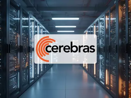 Abstrakte Darstellung eines modernen Hochleistungs-Rechenzentrums mit leuchtenden Server-Racks in blauem Licht. - Foto: über boerse-global.de