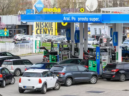 Polen führt eine Übergewinnsteuer für Mineralölkonzerne ein, um die Treibstoffpreise zu senken. (Archivbild) - Foto: Patrick Pleul/dpa