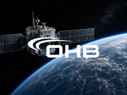 Ein moderner Satellit in der Erdumlaufbahn vor dem Hintergrund des blauen Planeten im Weltraum. - Foto: über boerse-global.de