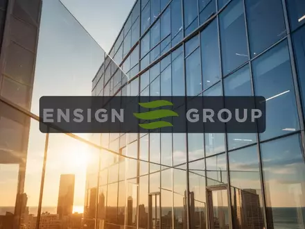 Moderne Glasfassade eines Bürogebäudes bei strahlendem Sonnenschein als Symbol für wirtschaftliche Expansion. - Foto: über boerse-global.de