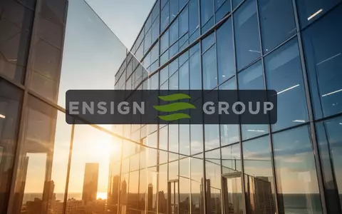 Moderne Glasfassade eines Bürogebäudes bei strahlendem Sonnenschein als Symbol für wirtschaftliche Expansion. - Foto: über boerse-global.de