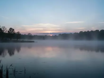 Symbolbild: ruhiger See bei Sonnenaufgang - Foto: über boerse-global.de