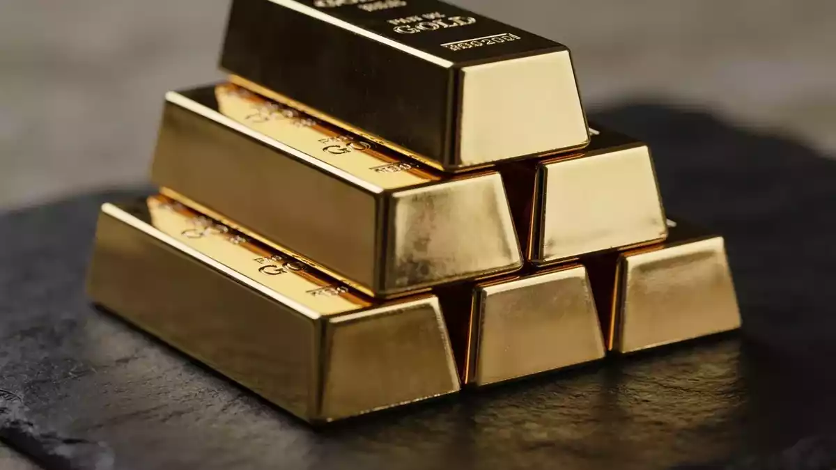 Gold Set for Second Weekly Drop as $840 Risk Premium Holds