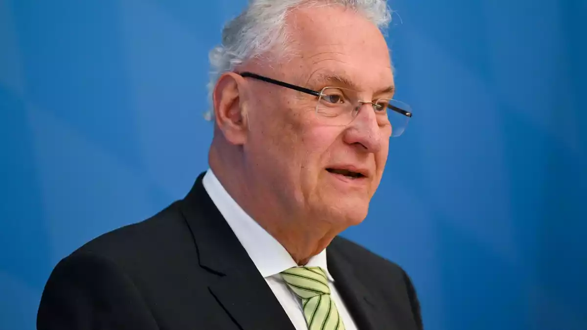 Bayerns Innenminister Joachim Herrmann (CSU) ist aktuell Sprecher der sogenannten B-Länder. (Archivbild) - Bild: Sven Hoppe/dpa