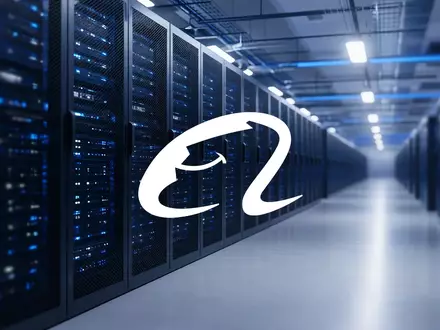 Abstraktes, modernes Rechenzentrum mit blauer Beleuchtung als Symbol für Cloud-Infrastruktur. - Foto: über boerse-global.de