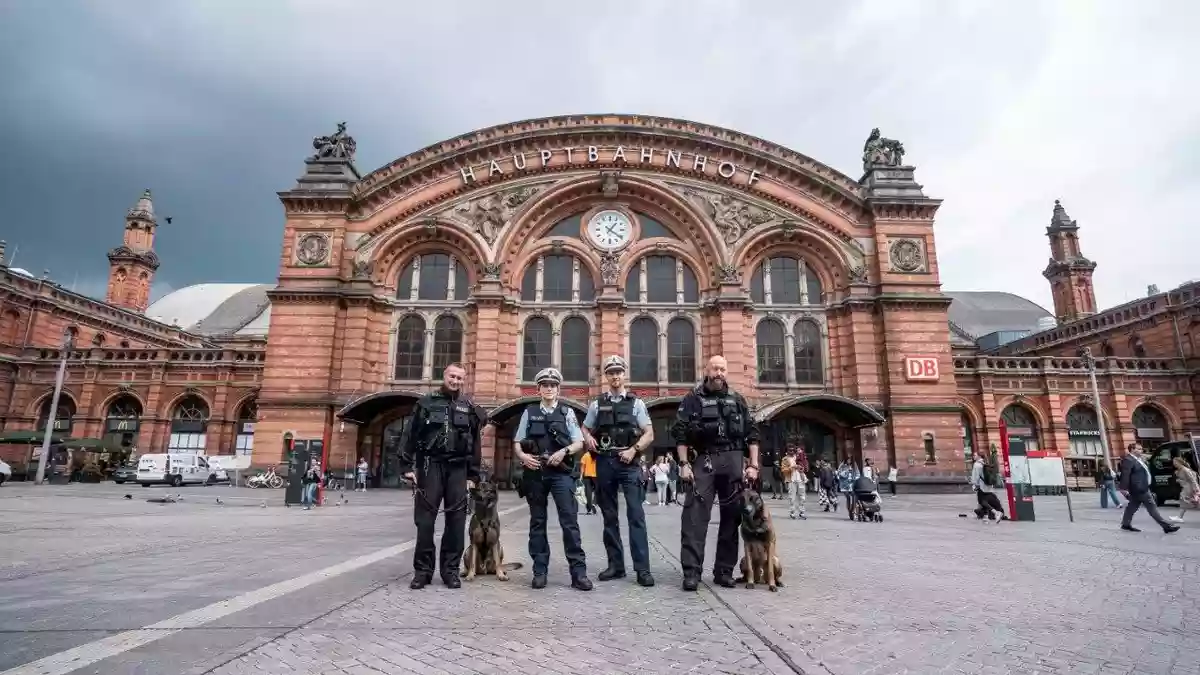 BPOL-HB: Tag der Deutschen Einheit in Bremen: Bundespolizei sorgt für Sicherheit an Bahnhöfen und am Flughafen - Bild: presseportal.de