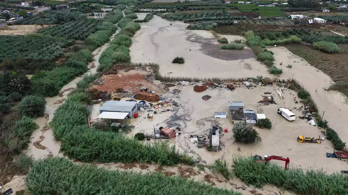 Das Hochwasser überschwemmt ein Geschäft nahe Heraklion auf Kreta. - Bild: InTime News/AP/dpa