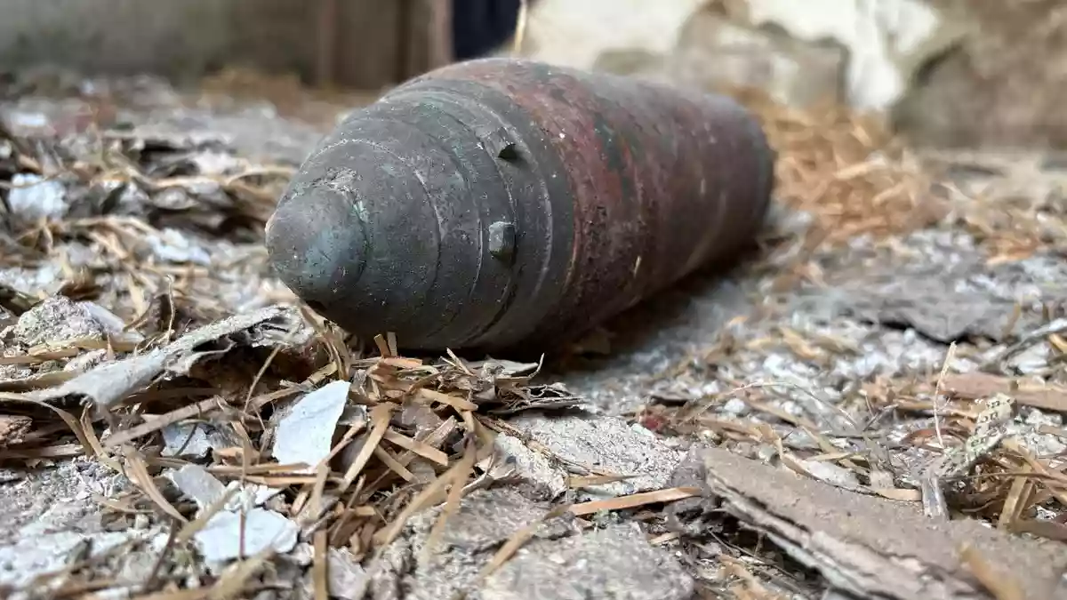 POL-UL: (BC) Uttenweiler - Granate gefunden / Eine scheinbar gefährliche Entdeckung machte am Freitag ein Arbeiter bei Abrissarbeiten in Uttenweiler. - Bild: presseportal.de