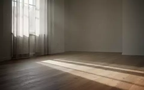 Ein minimalistischer, lichtdurchfluteter Raum mit sanften Schatten auf einem Holzboden, der Ruhe und Gelassenheit ausstrahlt. - Foto: über boerse-global.de