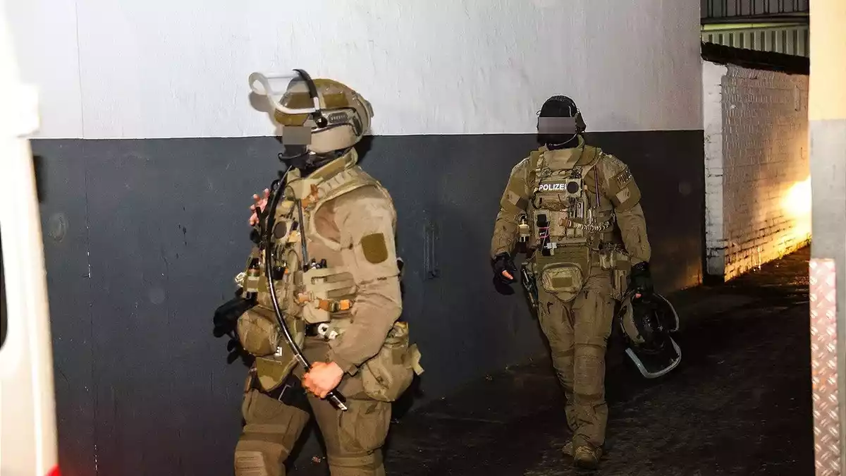 SEK-Beamte waren am Donnerstagabend in Hagen im Einsatz. - Bild: Alex Talash/dpa