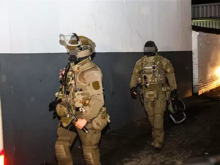 SEK-Beamte waren am Donnerstagabend in Hagen im Einsatz. - Foto: Alex Talash/dpa