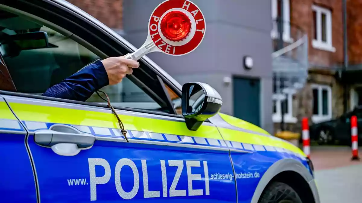 POL-KI: 261002.1 Kiel: 2. Polizeirevier führte Verkehrskontrollen im Stadtgebiet durch - Bild: presseportal.de