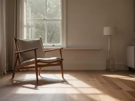 Ein leerer Sessel in einem sonnendurchfluteten Wohnzimmer, der eine ruhige und nachdenkliche Atmosphäre ausstrahlt. - Foto: über boerse-global.de