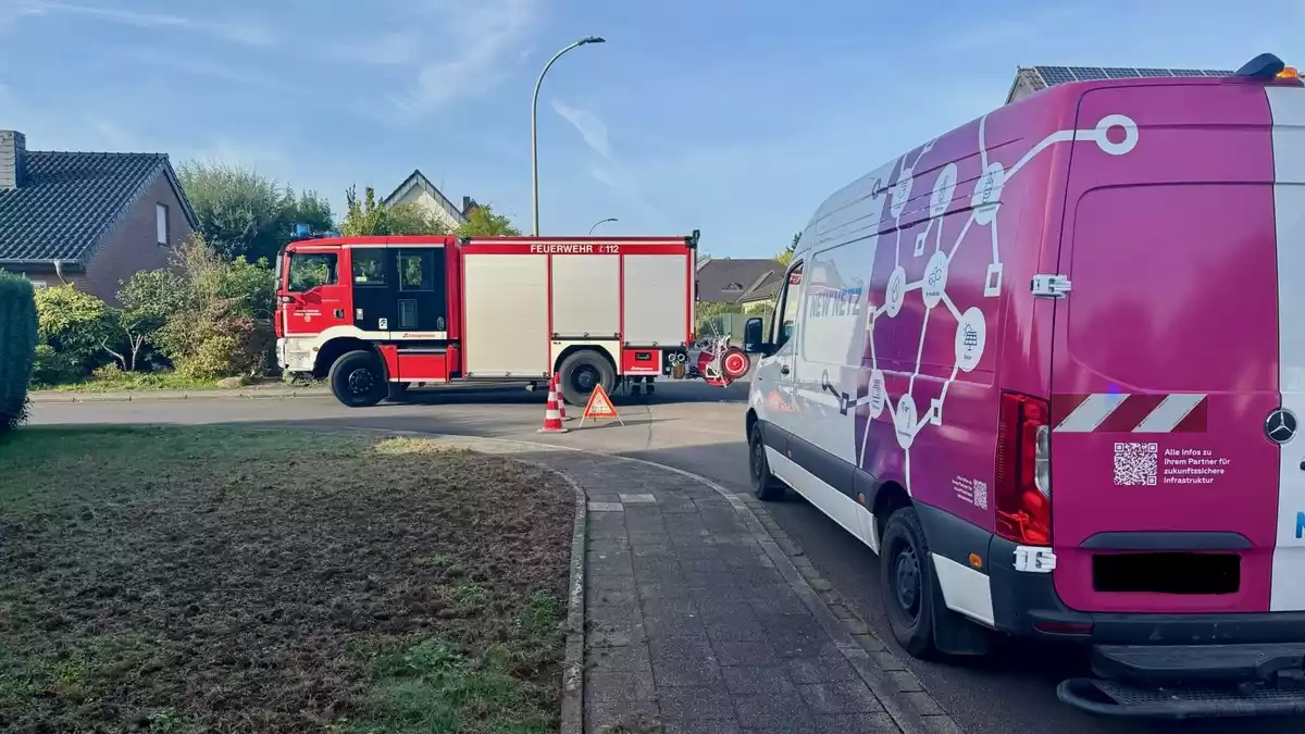 FW Niederkrüchten: Feuerwehr sichert beschädigte Gasleitung in Niederkrüchten / Bagger beschädigt Zuleitung zu Wohnhaus am Eibenweg, Energieversorger sperrt Leitung ab - Bild: presseportal.de