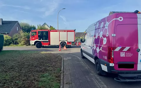FW Niederkrüchten: Feuerwehr sichert beschädigte Gasleitung in Niederkrüchten / Bagger beschädigt Zuleitung zu Wohnhaus am Eibenweg, Energieversorger sperrt Leitung ab - Foto: presseportal.de