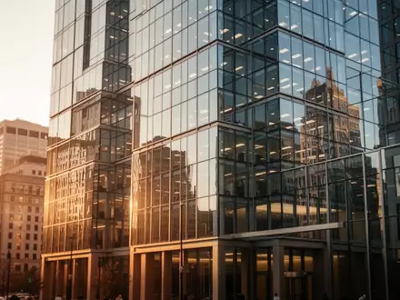 Moderne Büroarchitektur bei Sonnenuntergang in einem Finanzviertel. - Foto: über boerse-global.de
