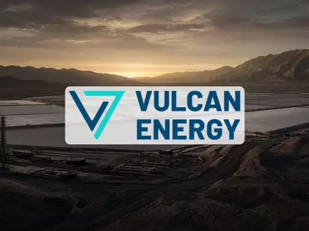 Industrielle Lithium-Extraktionsanlage in einer Wüstenlandschaft bei Sonnenuntergang. - Foto: über boerse-global.de