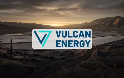 Industrielle Lithium-Extraktionsanlage in einer Wüstenlandschaft bei Sonnenuntergang. - Foto: über boerse-global.de