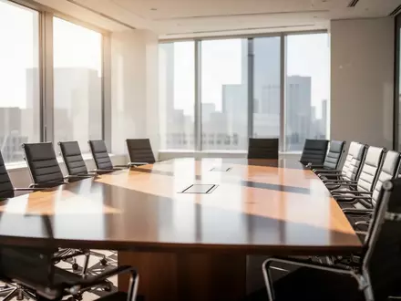 Ein heller, moderner Konferenzraum mit einem großen Holztisch und leeren Stühlen nach einer Aktionärsversammlung. - Foto: über boerse-global.de