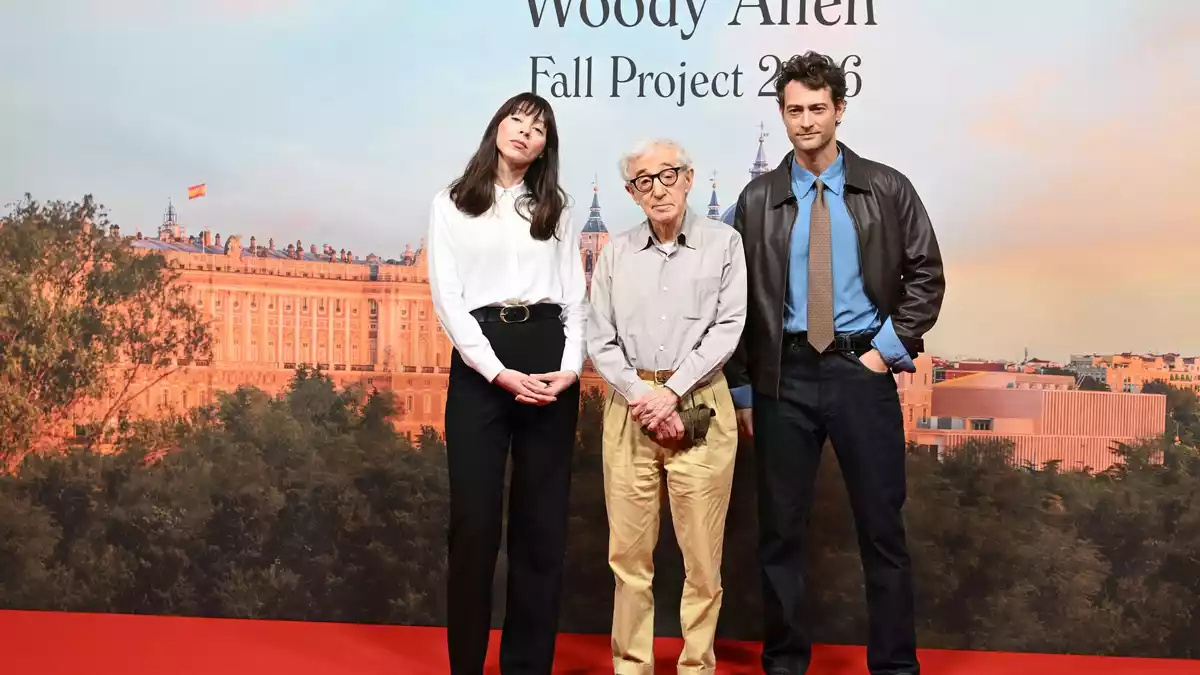 Woody Allen in Madrid an der Seite der Schauspielerin Alexi Wasser und des Schauspielers Peter Vives.  - Bild: José Oliva/EUROPA PRESS/dpa