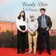Woody Allen in Madrid an der Seite der Schauspielerin Alexi Wasser und des Schauspielers Peter Vives.  - Bild: José Oliva/EUROPA PRESS/dpa