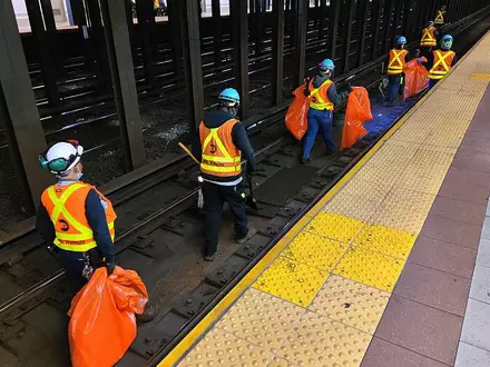 Reinigungskräfte in einer New Yorker U-Bahn-Station (Archiv) - Foto: via dts Nachrichtenagentur