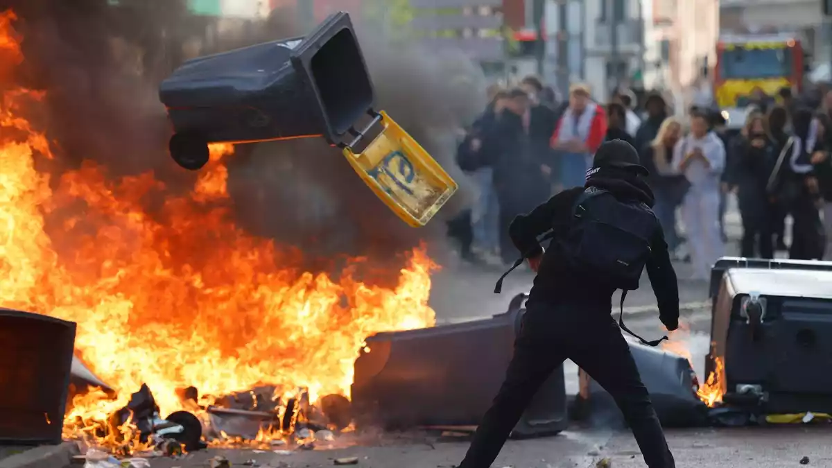 Tausende Menschen wurden bei den Protesten bereits festgenommen. (Archivbild) - Bild: Jean-Francois Badias/AP/dpa