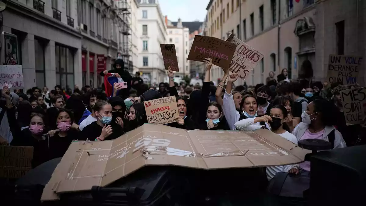 Bei den Protesten geht es auch um Chancengleichheit. - Bild: Laurent Cipriani/AP/dpa
