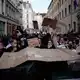 Bei den Protesten geht es auch um Chancengleichheit. - Bild: Laurent Cipriani/AP/dpa