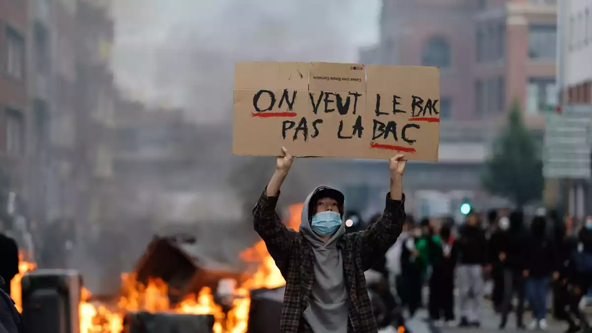 Der Einsatz der Polizei bei den Protesten macht einige wütend. (Archivbild) - Bild: Jean-Francois Badias/AP/dpa