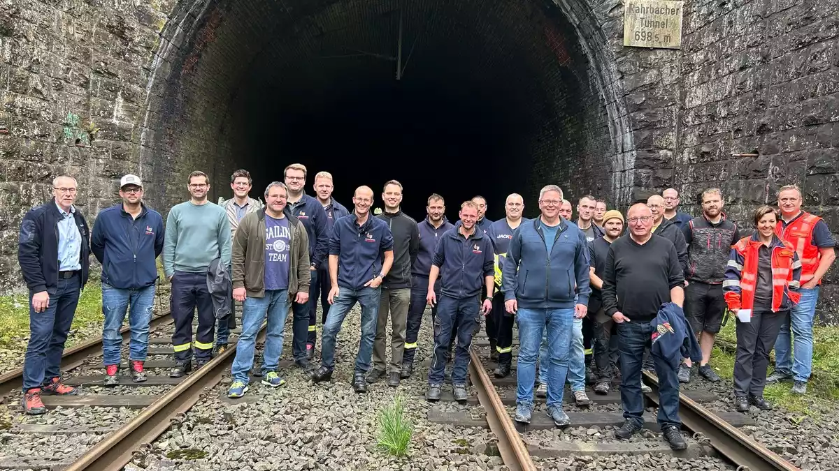 FW-OE: Feuerwehr Kirchhundem besichtigt Rahrbacher Tunnel während der Streckensperrung - Bild: presseportal.de